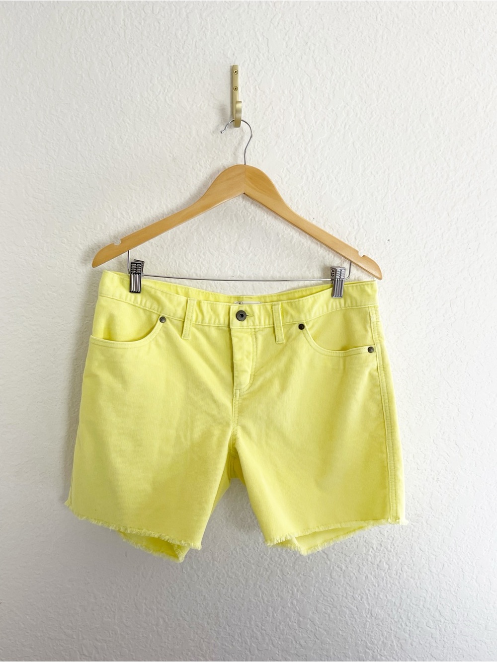 Carve Designs Oahu 6” Corduroy shorts in summer citrus yellow. 8 - Picture 4 of 8